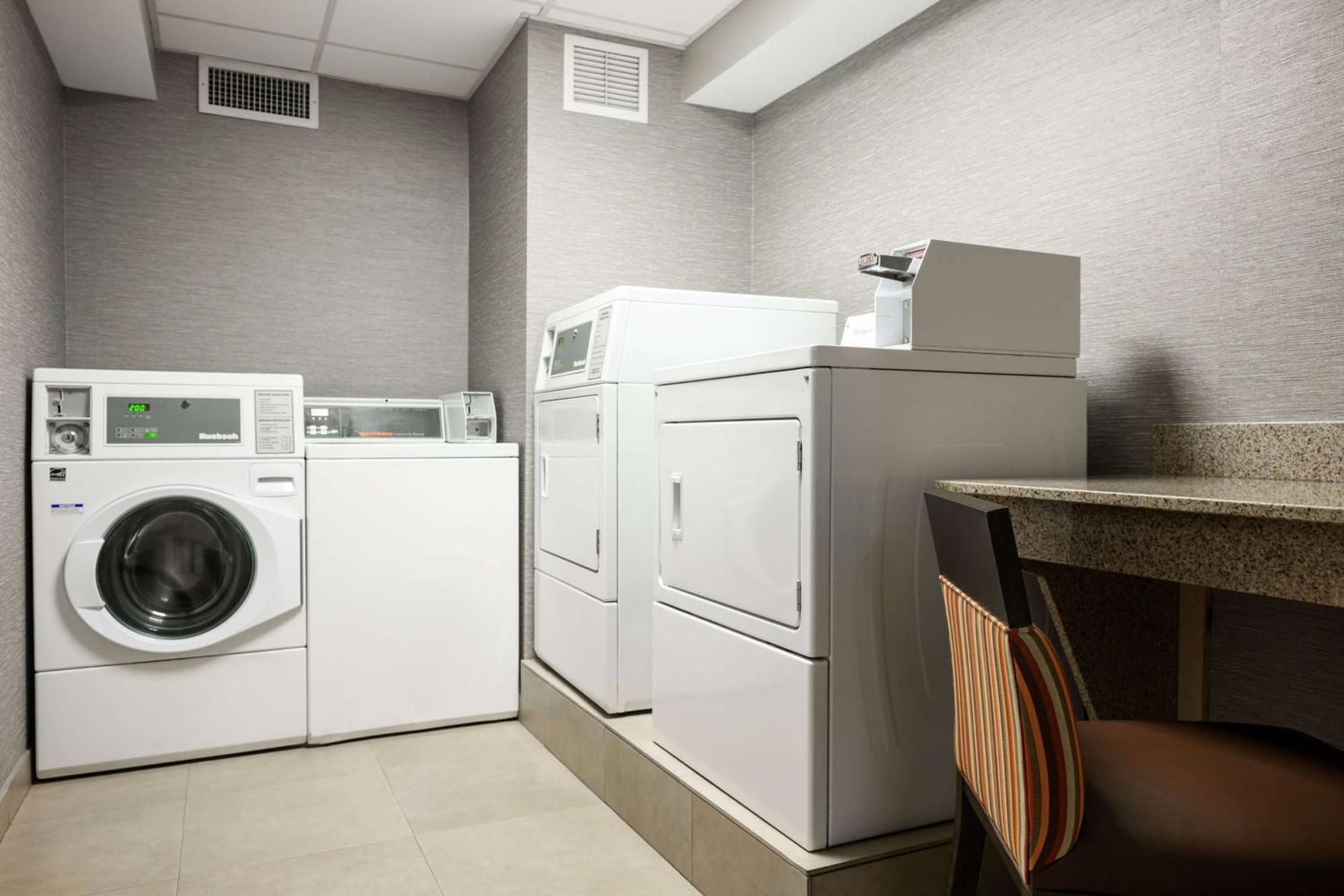 Hampton Inn Evansville Airport Eksteriør bilde